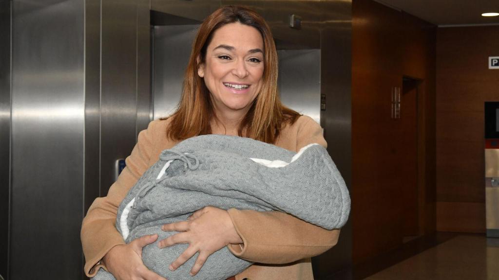 Toñi Moreno con su hija Lola en brazos.