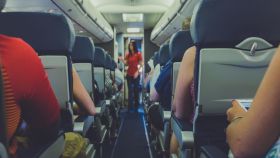 Cabina de pasajeros de avión