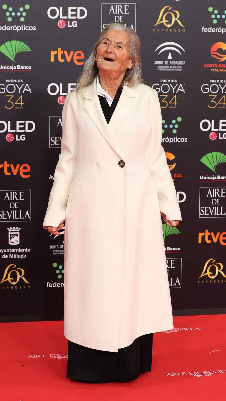 Benedicta Sánchez con abrigo de Adolfo Domínguez en la gala de los Goya.