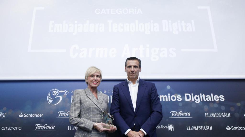 Categoría Embajadora Digital: Carme Artigas. Recoge el premio Carme Artigas, secretaria de Estado de Digitalización e Inteligencia Artificial y entrega José Cerdán, CEO de Telefónica Tech, Director General de Telefónica Business Solutions.