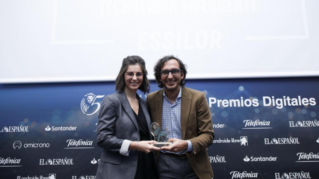 Categoría Tecnología Emergente: Essilor, Eyeviz 300. Recoge el premio Guendoline Guillet, marketing manager de Essilor y entrega Rodrigo Miranda, director general de ISDI.