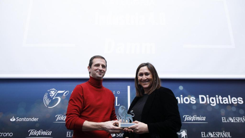 Categoría Industria 4.0: Damm, sistema de impresión 3D en sus plantas de producción. Recoge el premio Laura Gil, directora de transformación digital de Damm y entrega Lluis Altés, Managing director de DES (Digital Business World Congress)