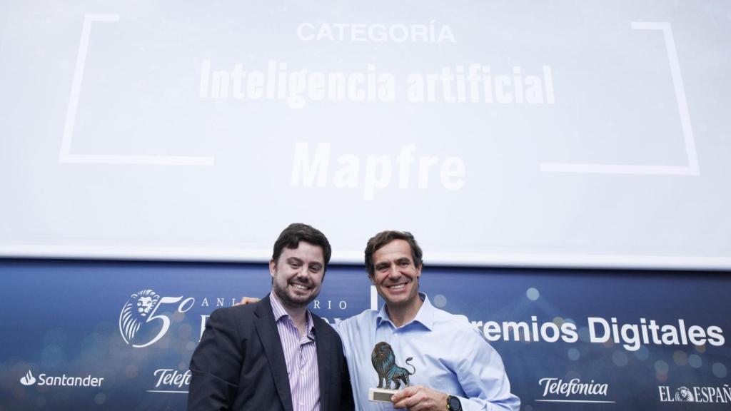 Categoría Inteligencia Artificial: Mapfre, plataforma digital Savia. Recoge el premio Pedro Díaz Yuste, director general de Savia y entrega Arturo Criado, redactor jefe de Empresas y Medio de EL ESPAÑOL.