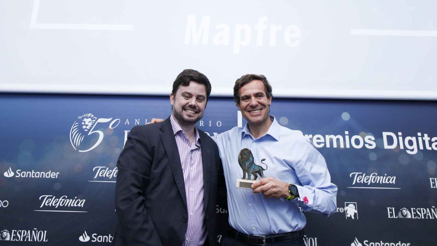 Categoría Inteligencia Artificial: Mapfre, plataforma digital Savia. Recoge el premio Pedro Díaz Yuste, director general de Savia y entrega Arturo Criado, redactor jefe de Empresas y Medio de EL ESPAÑOL.