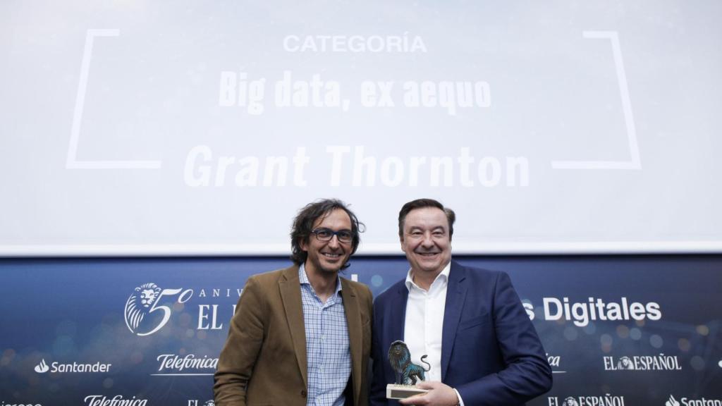Categoría Big Data: ex aequo Grant Thornton, por CitizenLab. Recoge el premio Antonio García-Lozano García, socio director de Consultoría de Negocio e Innovación de Grant Thornton y Consejero de la Firma; entrega el premio Rodrigo Miranda, director general de ISDI.