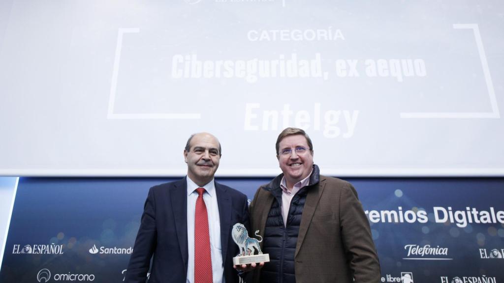 Categoría Ciberseguridad: ex aequo Entelgy. Recoge el premio Miguel Castro, director general de Entelgy y entrega Francisco Ruiz Antón, head of Public Policy and Government Relations de Google Spain and Portugal.