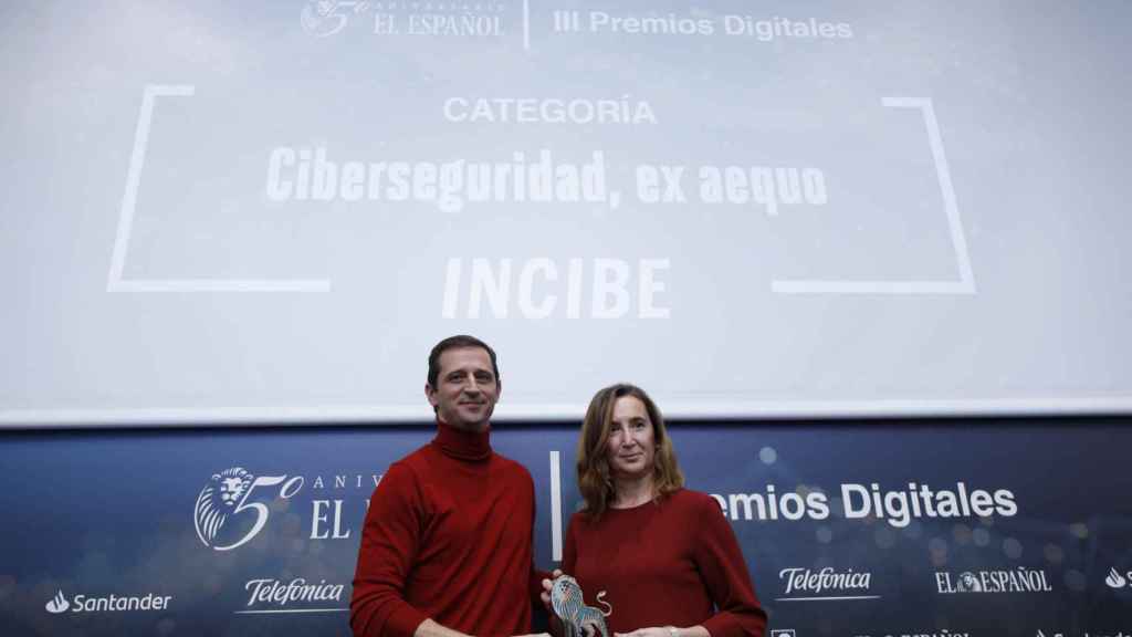 Categoría Ciberseguridad: ex aequo INCIBE. Recoge el premio Rosa Díaz, directora general de Incibe y entrega Lluis Altés, Managing director de DES (Digital Business World Congress).