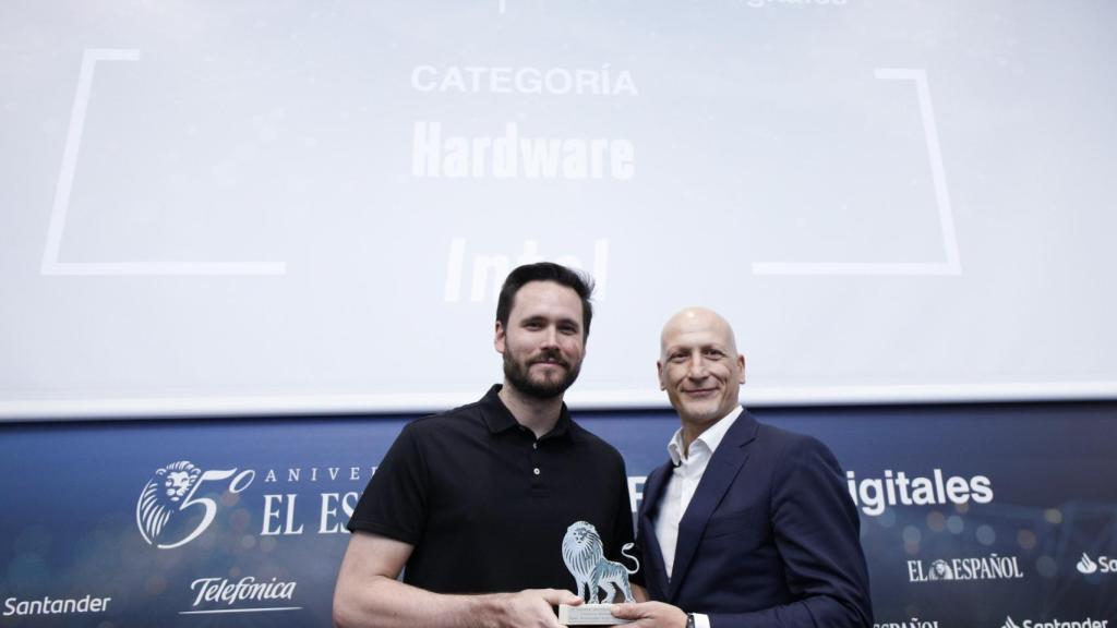 Categoría Hardware: Intel, Procesador Intel Core 9900KS. Recoge el premio Javier Galiana, EMEA Territory Consumer Sales Director para INTEL y entrega Dani Salas, co-fundador de Omicrono.