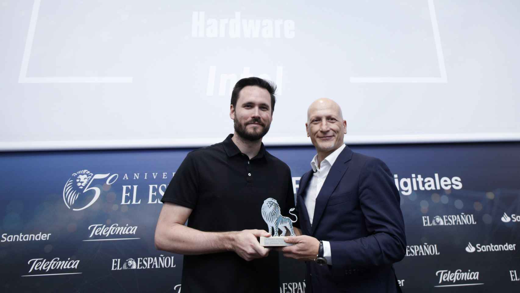 Categoría Hardware: Intel, Procesador Intel Core 9900KS. Recoge el premio Javier Galiana, EMEA Territory Consumer Sales Director para INTEL y entrega Dani Salas, co-fundador de Omicrono.