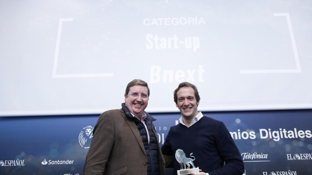 Categoría Start-up: Bnext. Recoge el premio Guillermo Vicandi, CEO y cofundador de Bnext. Entrega Francisco Ruiz Antón, head of Public Policy and Government Relations de Google Spain and Portugal.