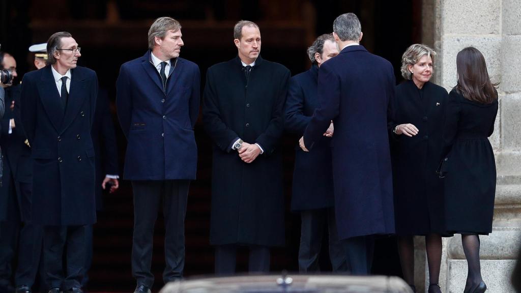 Los Reyes saludando a los cinco hijos de Pilar de Borbón a las puertas de la basílica.