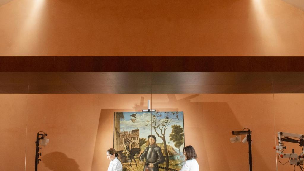 Las restauradoras Alejandra Martos y Susana Pérez, trabajando en la sala 11 del Thyssen sobre el lienzo de Carpaccio.