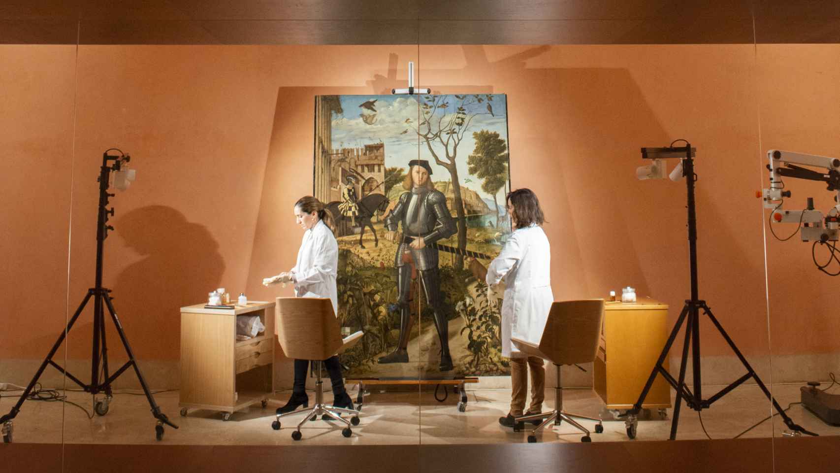 Las restauradoras Alejandra Martos y Susana Pérez, trabajando en la sala 11 del Thyssen sobre el lienzo de Carpaccio.