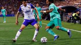Marcelo, presionado por un jugador del Real Zaragoza