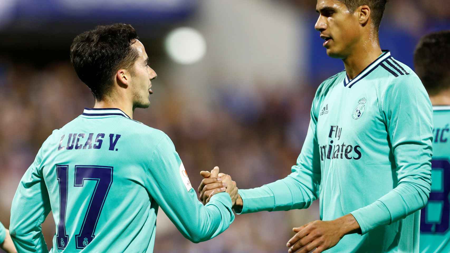 Lucas Vázquez y Varane se felicitan tras el segundo gol del Real Madrid