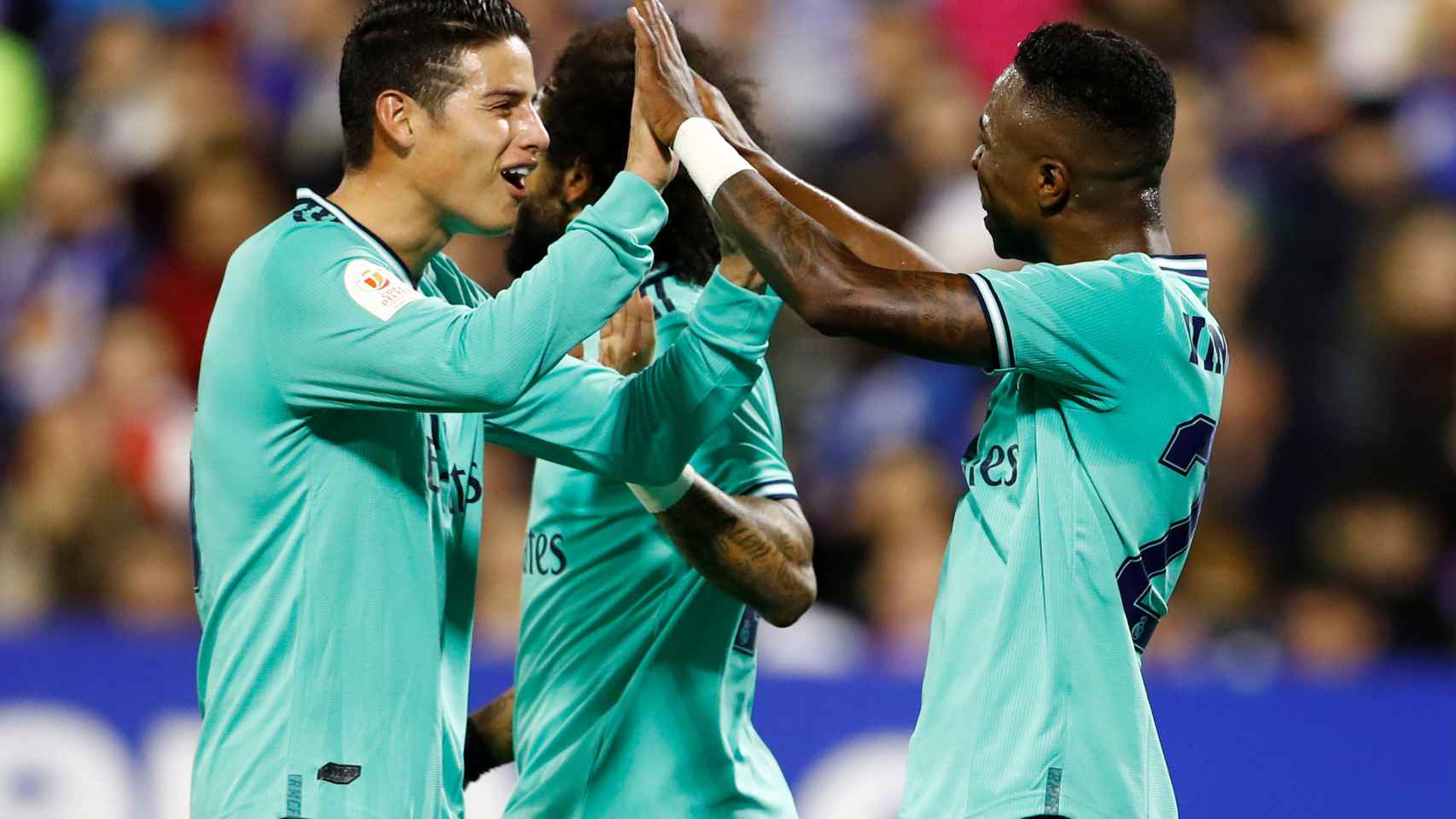 James Rodríguez celebra con Vinicius su gol al Real Zaragoza