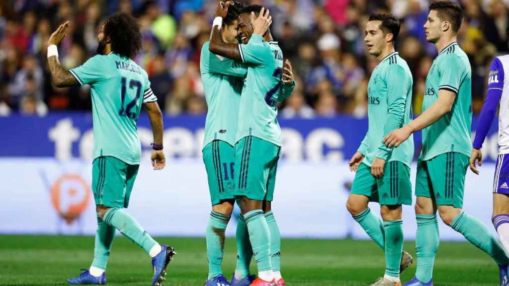 Los jugadores del Real Madrid celebran el gol de Vinicius al Real Zaragoza