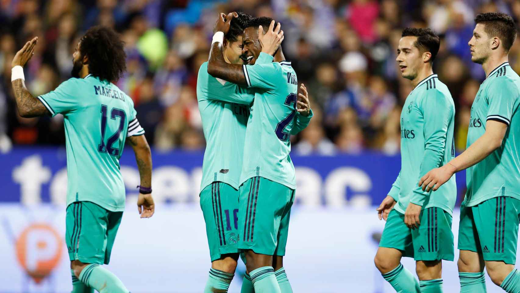 Los jugadores del Real Madrid celebran el gol de Vinicius al Real Zaragoza