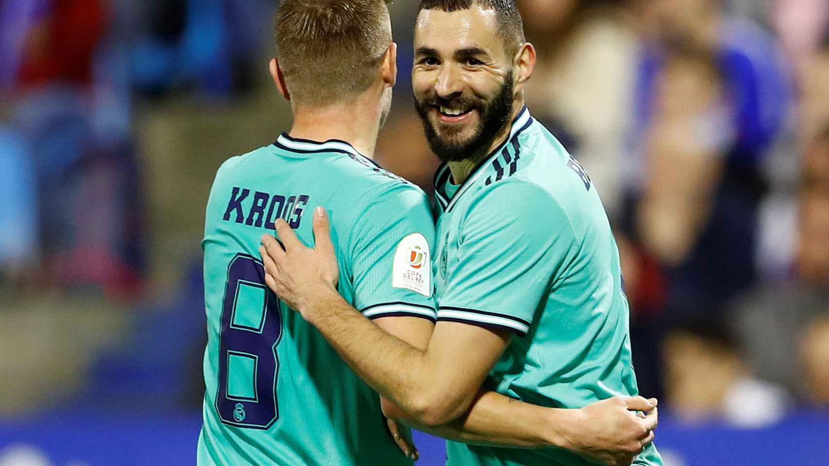 Toni Kroos felicita a Karim Benzema tras su gol al Real Zaragoza
