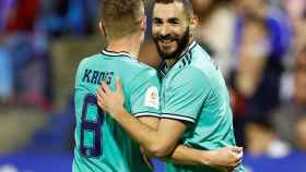 Toni Kroos felicita a Karim Benzema tras su gol al Real Zaragoza