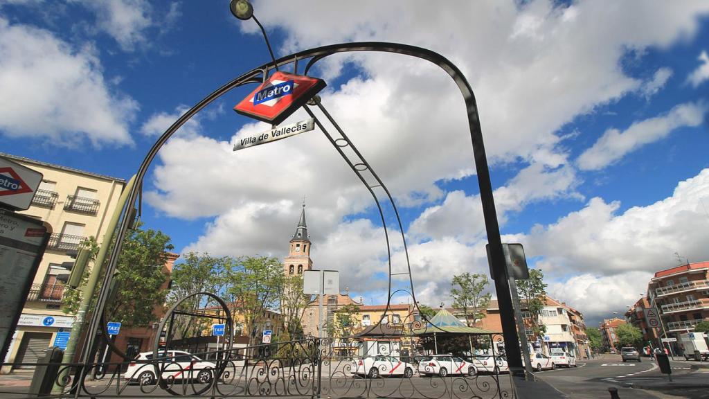 Imagen de la salida del metro en Villa de Vallecas (Madrid).