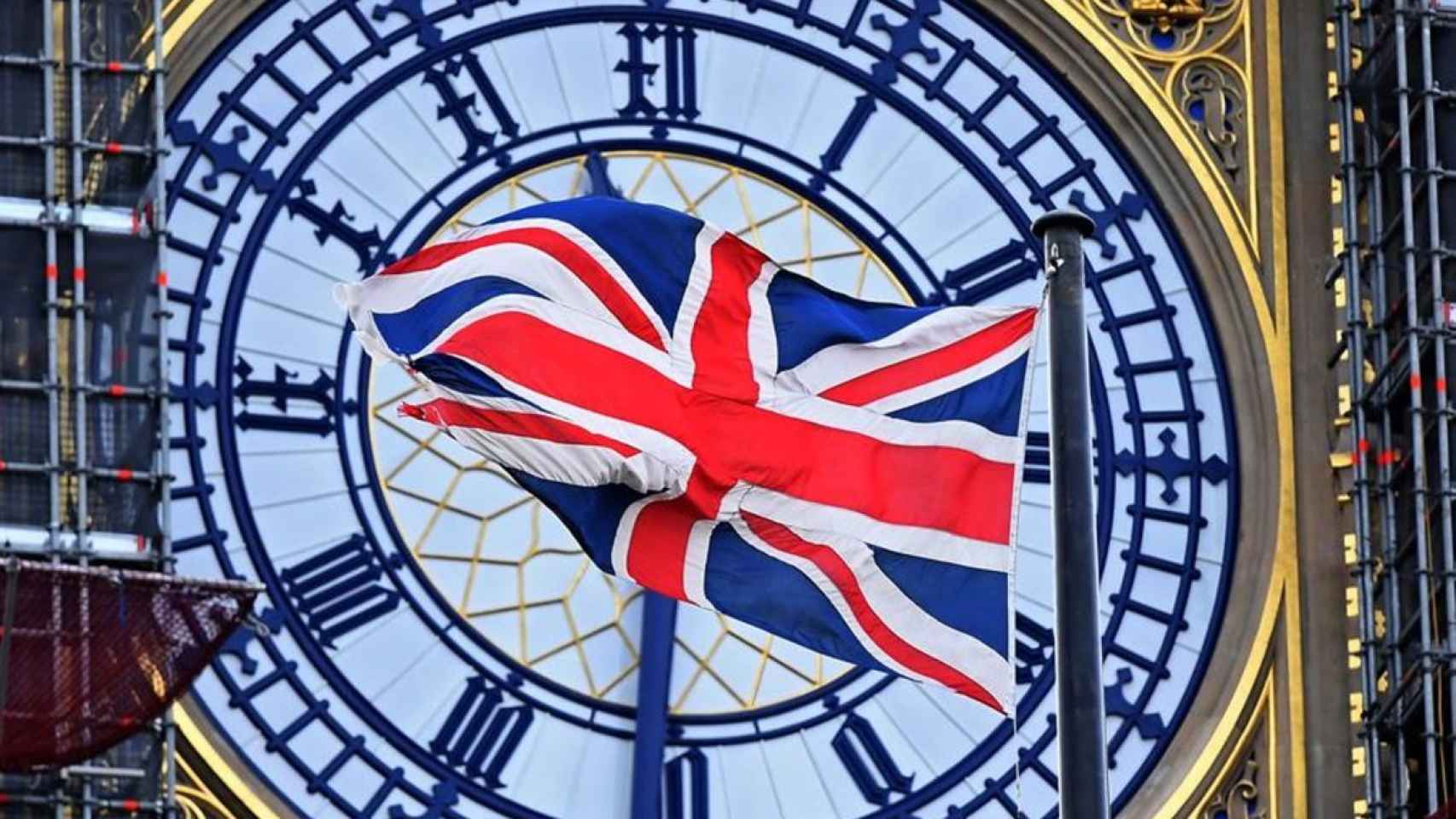 La bandera de Reino Unido, justo delante del Big Ben.