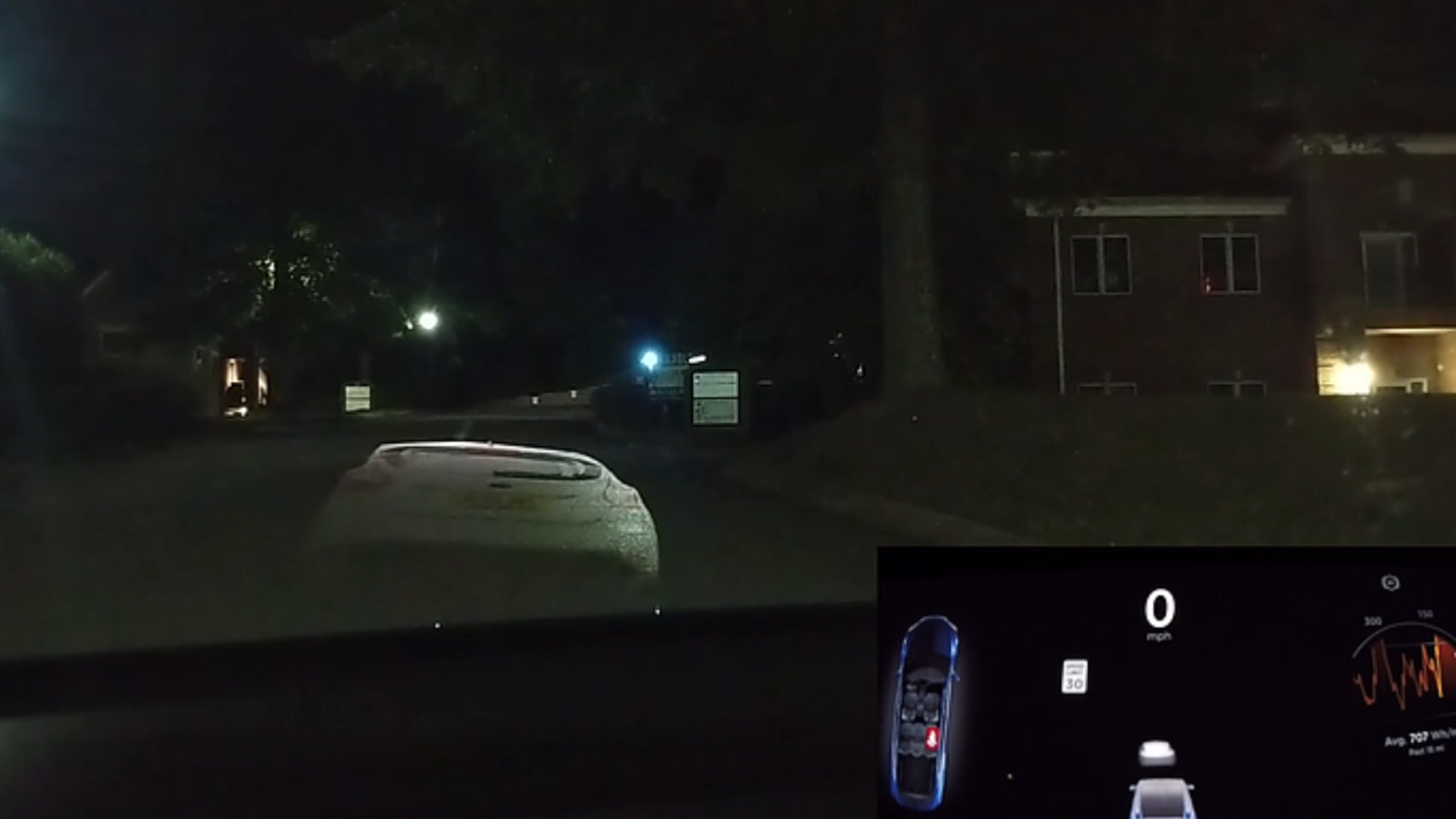 Un Tesla Model X detecta un coche delante, pero es sólo una proyección