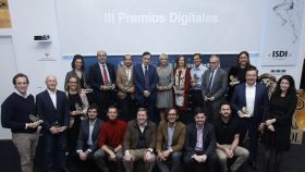 Foto de familia de los galardonados en la III Edición de los Premios Digitales EL ESPAÑOL junto a los miembros del jurado y la dirección del diario.