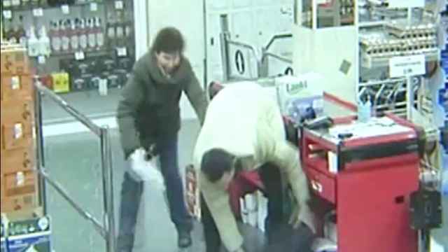 Antonia Jugo golpea al atracador en el supermercado.