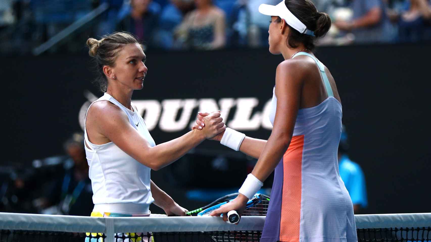 Simona Halep y Garbiñe Muguruza tras la semifinal del Open de Australia 2020