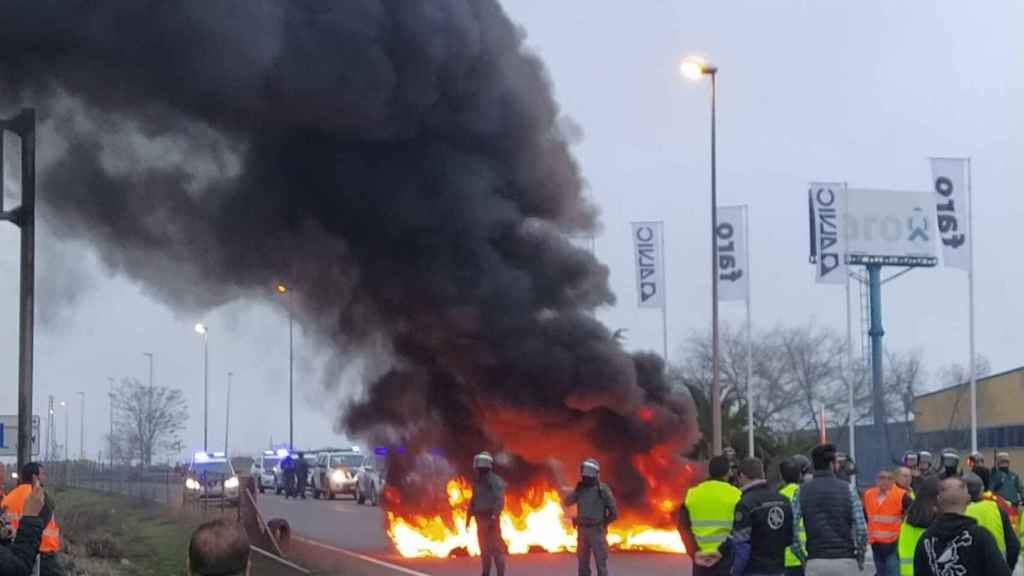 Olivareros cortan la A-4 en La Carolina (Jaén) y queman neumáticos para protestar por los bajos precios