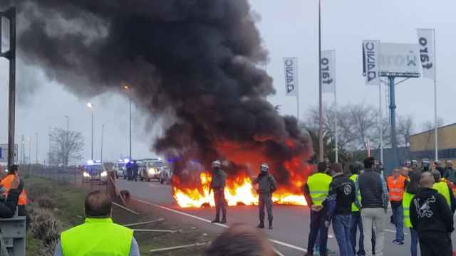 Olivareros cortan la A-4 en La Carolina (Jaén) y queman neumáticos para protestar por los bajos precios