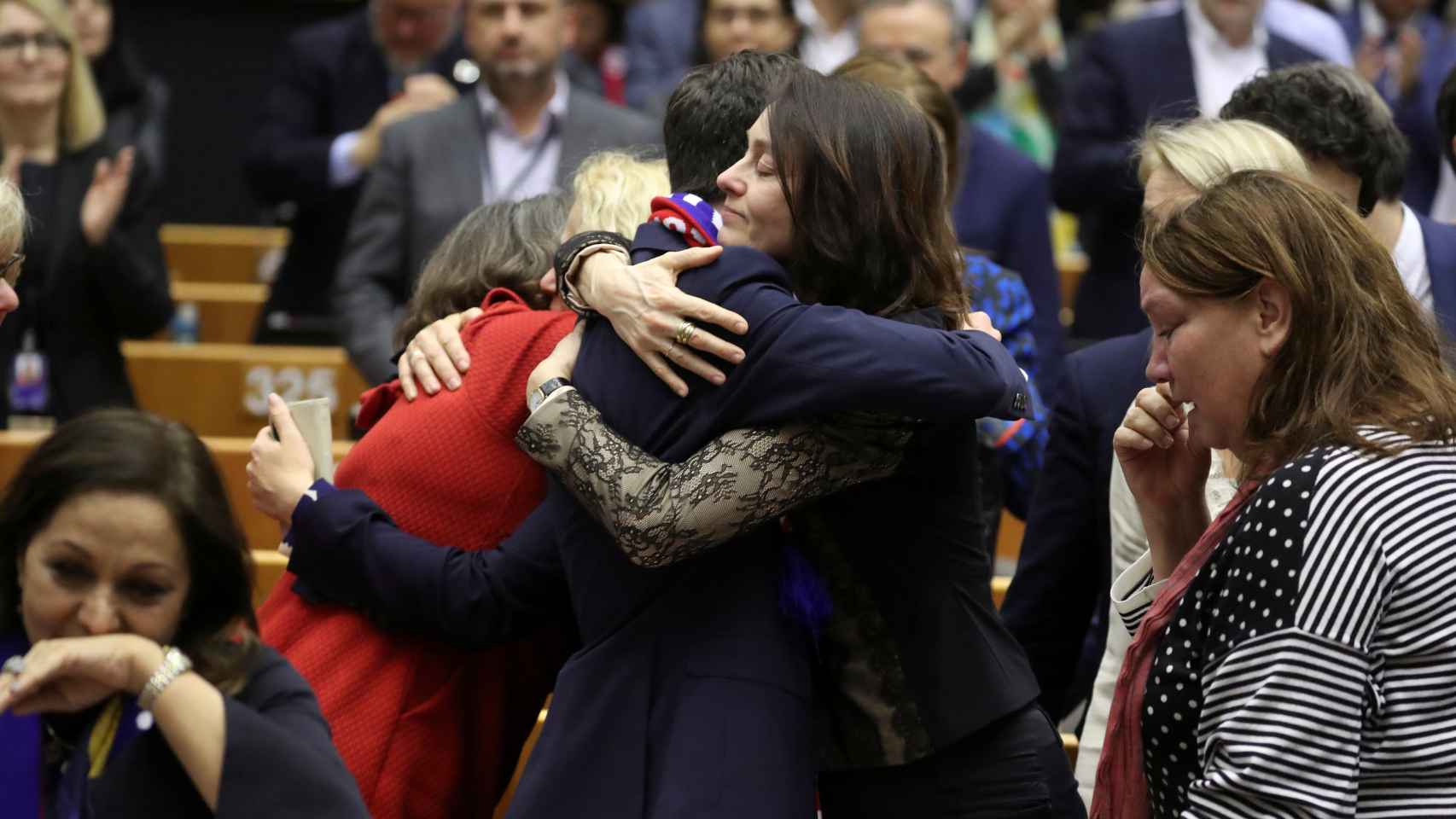 Lágrimas y abrazos durante la despedida de los eurodiputados británicos