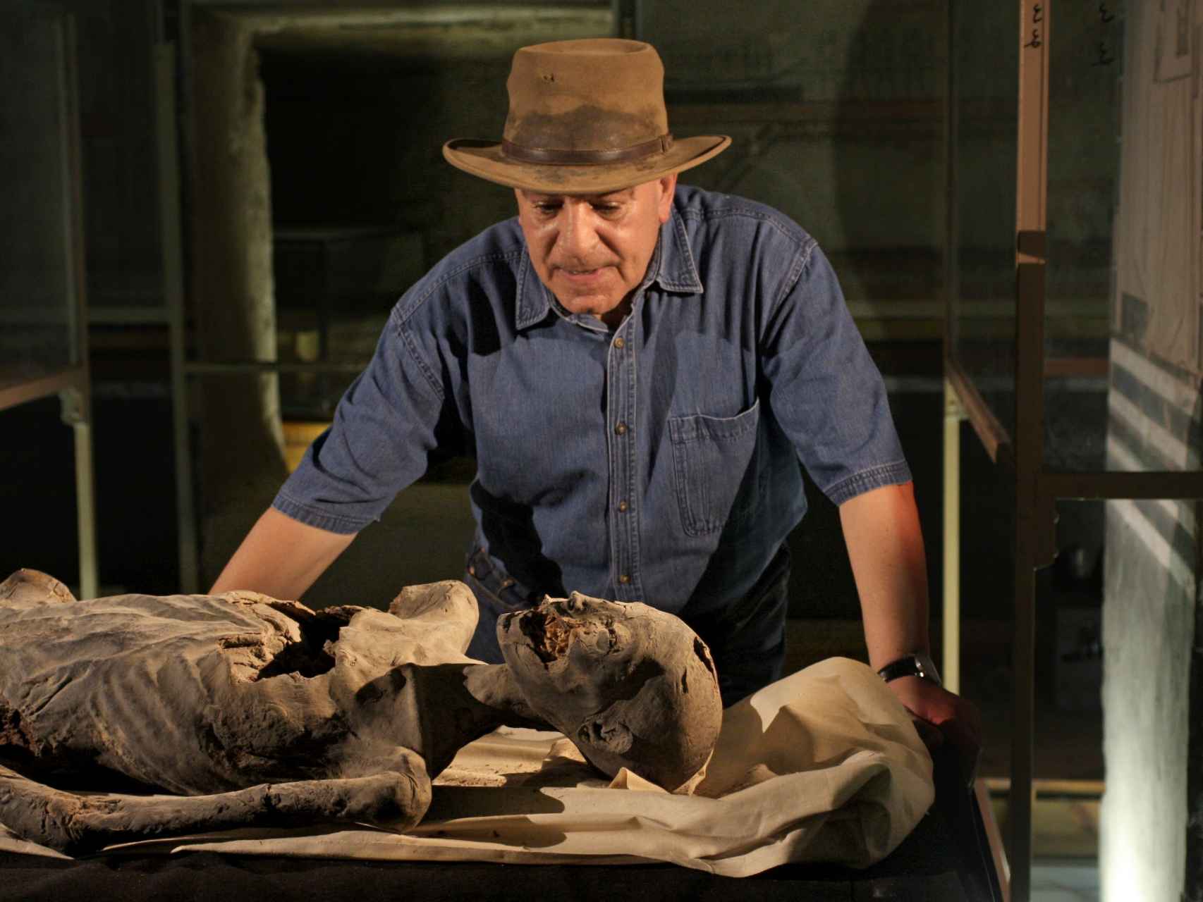 Zahi Hawass, analizando una momia egipcia.