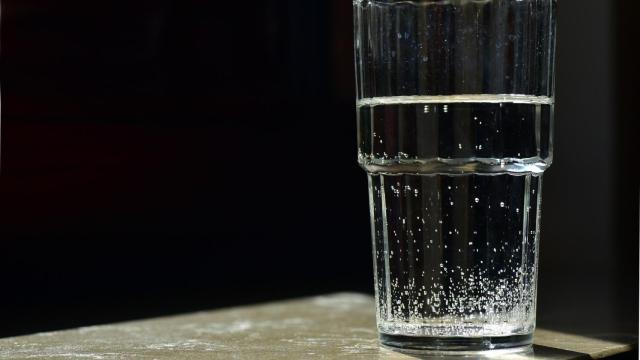 Un vaso de agua medio lleno.