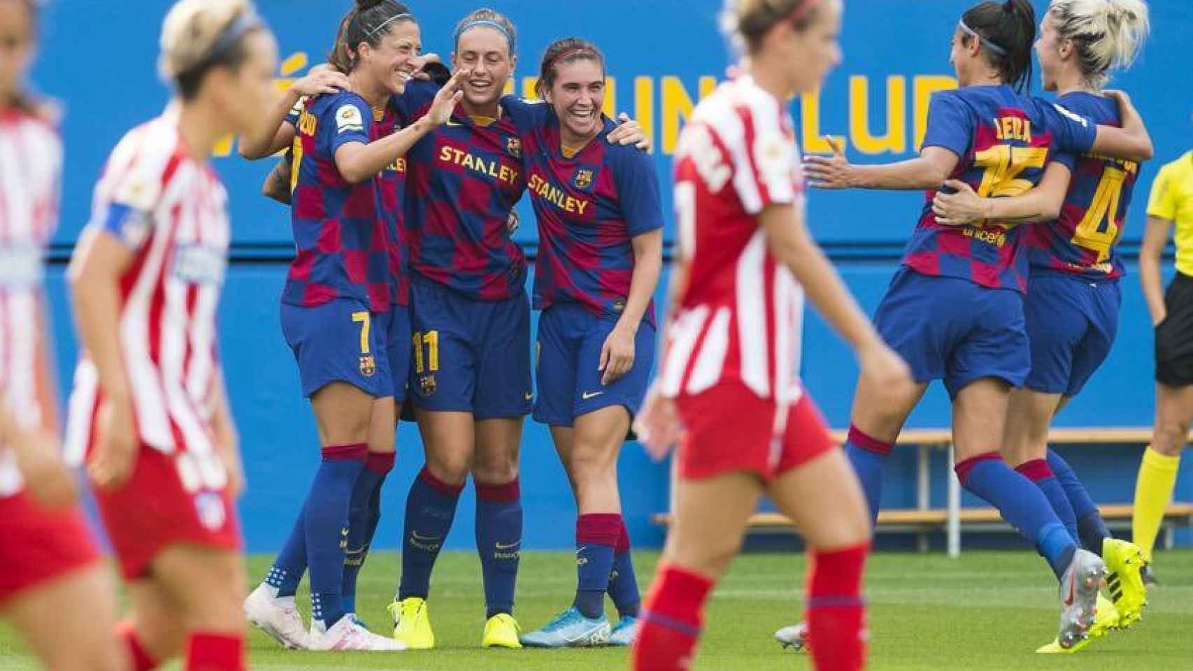 Las jugadores del FC Barcelona celebran un gol ante el Atlético de Madrid femenino