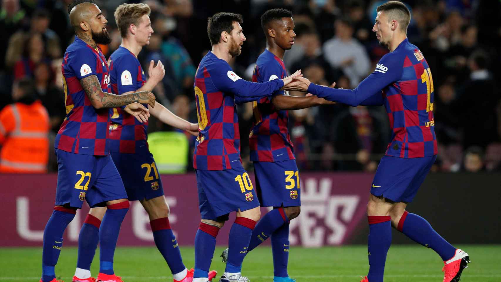 Los jugadores del Barcelona celebran uno dde los goles del partido