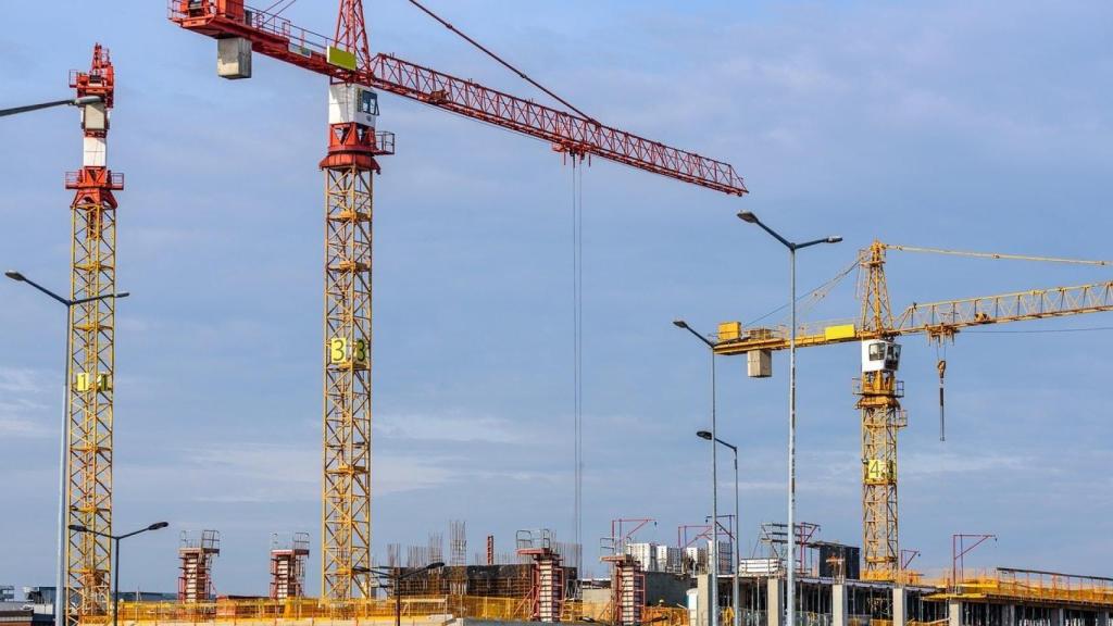 Grúas y edificios en construcción en una imagen de archivo.