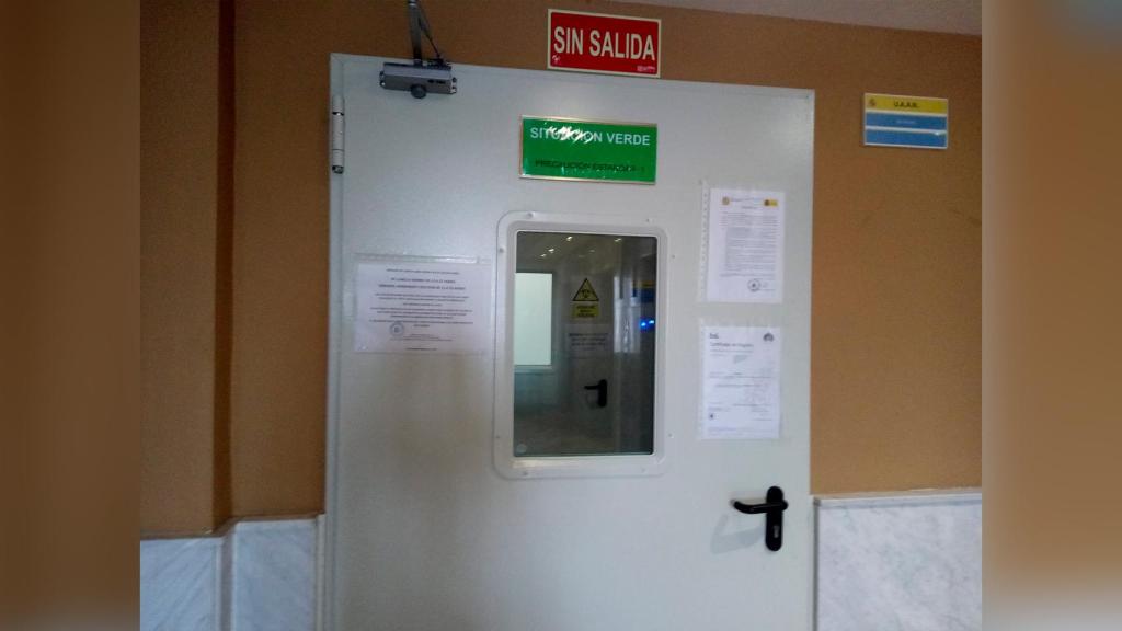 La doble puerta de la planta 22 que da paso a la zona de aislamiento del coronavirus