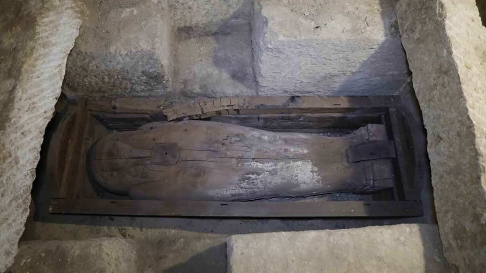 También se han documentado sarcófagos de madera.