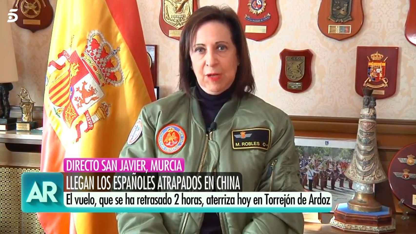 Detalle de Margarita Robles luciendo una 'bomber' militar en la Academia General del Aire de Murcia.