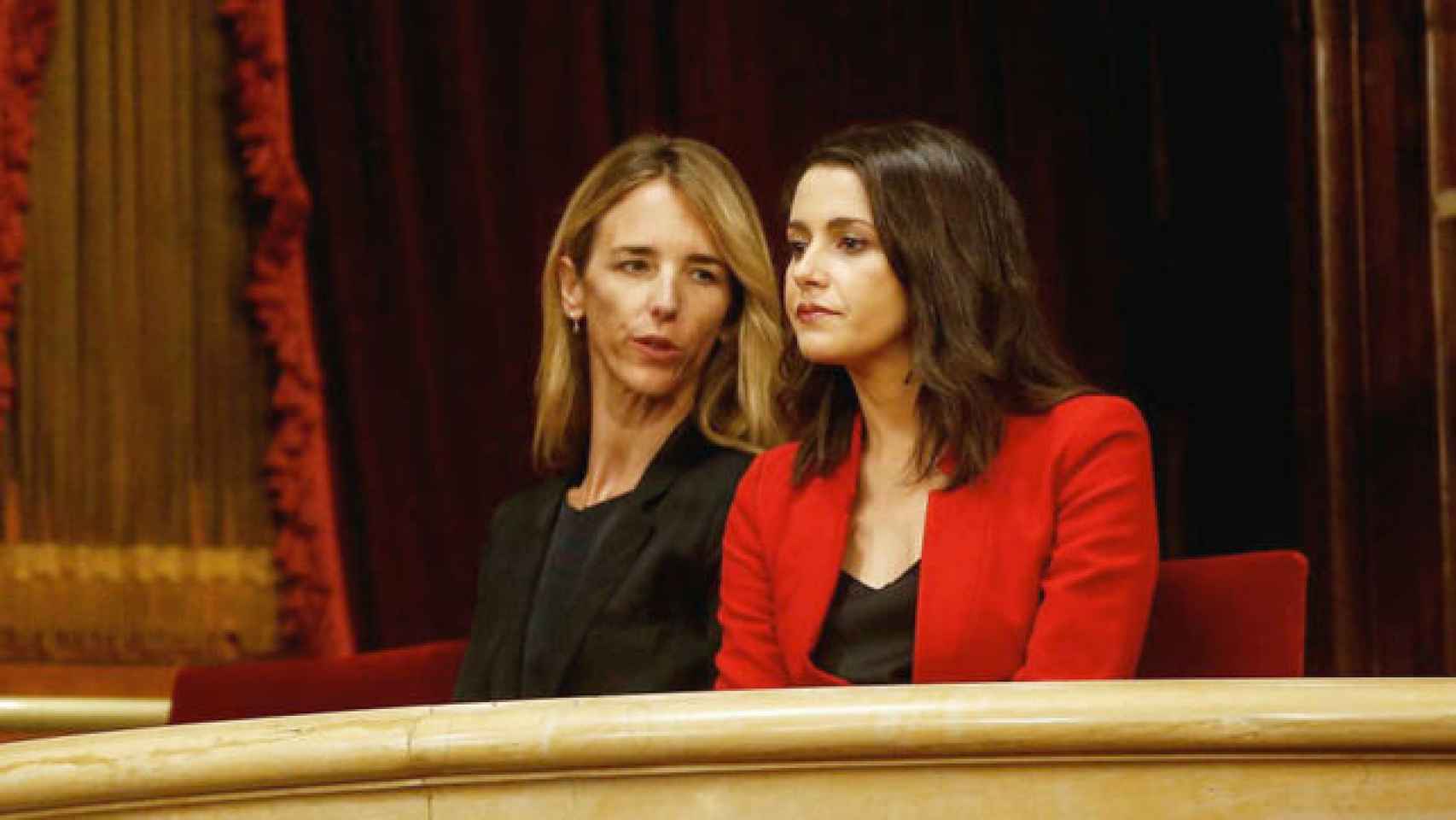 Cayetana Álvarez de Toledo junto a Inés Arrimadas en la tribuna de invitados del Parlament de Cataluña.