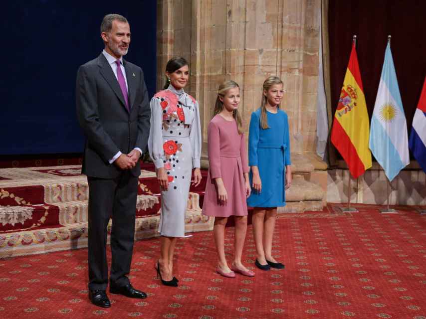 El rey Felipe, la reina Letizia, la princesa Leonor y la infanta Sofía durante una audiencia en Asturias.