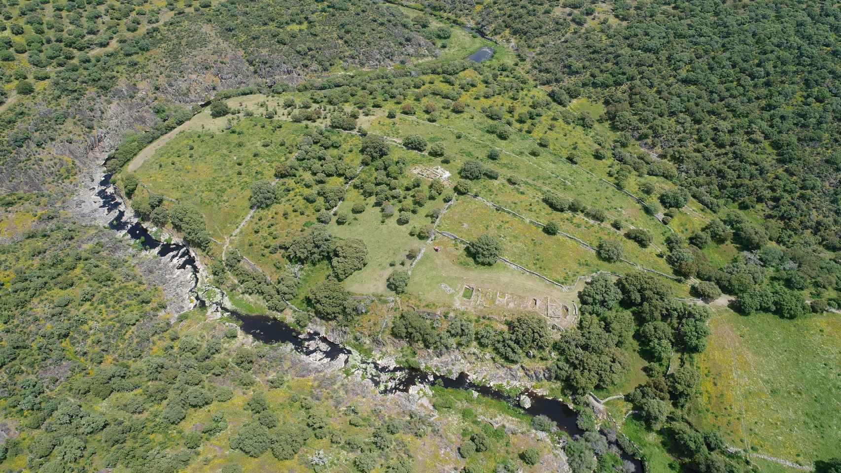 Vista aérea del yacimiento de Villasviejas de Tamuja, en Botija, Cáceres.