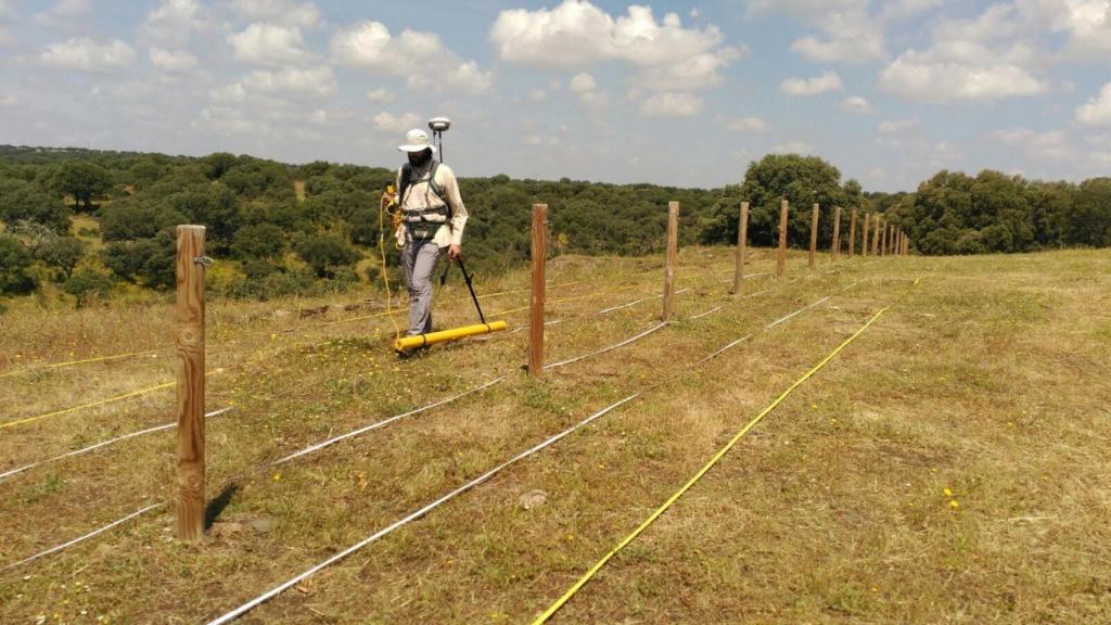 Uno de los arqueólogos radiografiando el suelo del castro.