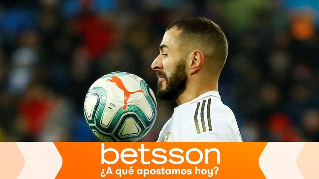 Karim Benzema contra la pelota