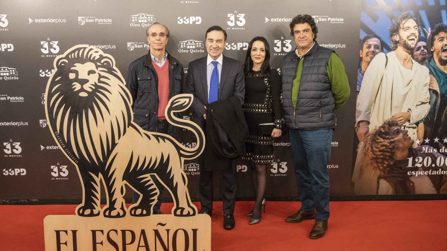 El director de EL ESPAÑOL, Pedro J. Ramírez, y su esposa, Cruz Sánchez de Lara, junto a los productores de '33, El Musical', Nacho Alonso (izquierda) y Felipe García-Quirós (derecha).