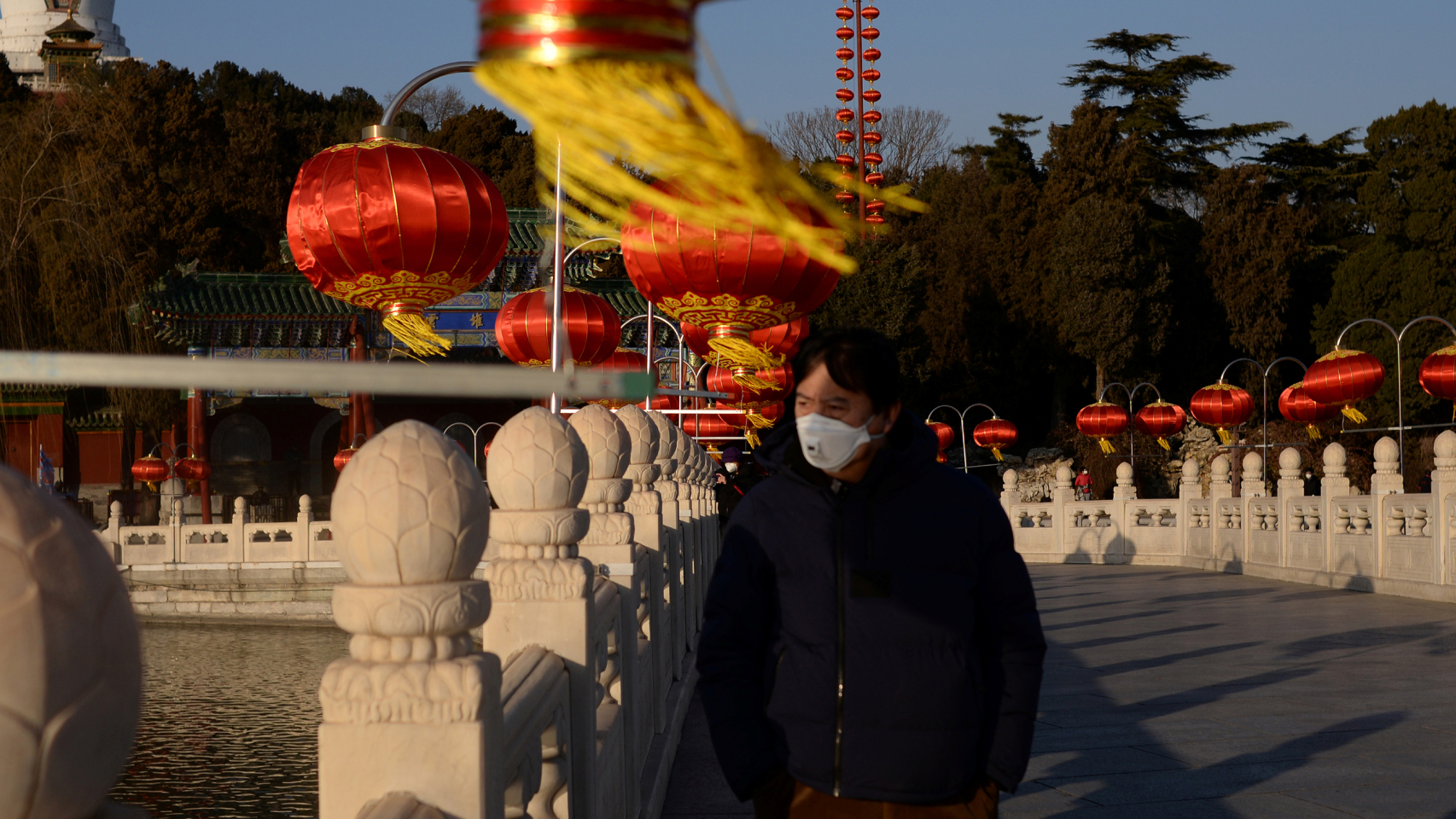 Un hombre pasea con mascarilla por Pekín.