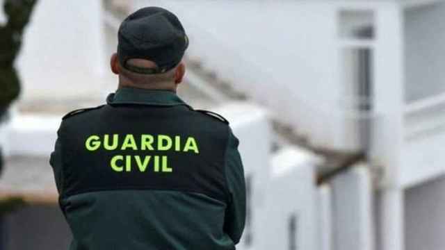 La Guardia Civil, la Policía Local y sanitarios del 061 se trasladaron al lugar de los hechos