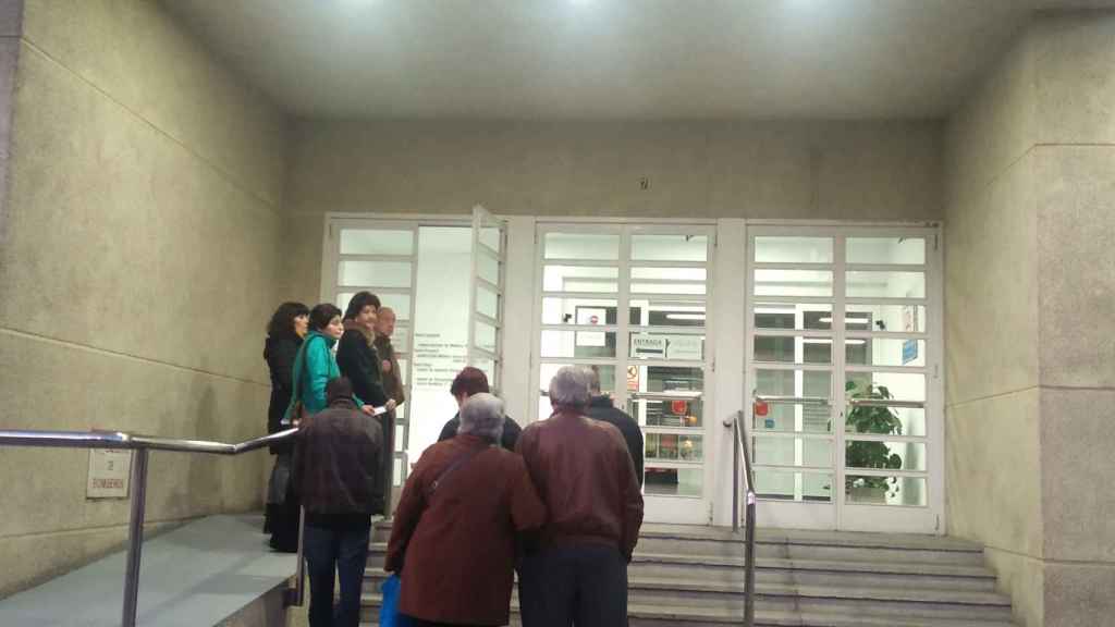 Pacientes llegando al Centro de Salud Murcia-San Andrés.